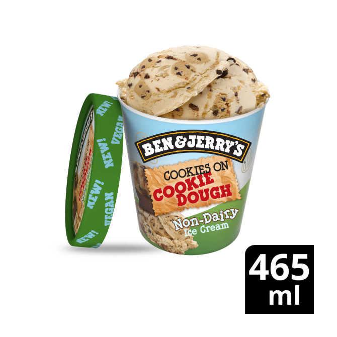 Ben &amp; Jerry&#039;s Ijs non dairy cookies on cookie dough dessert